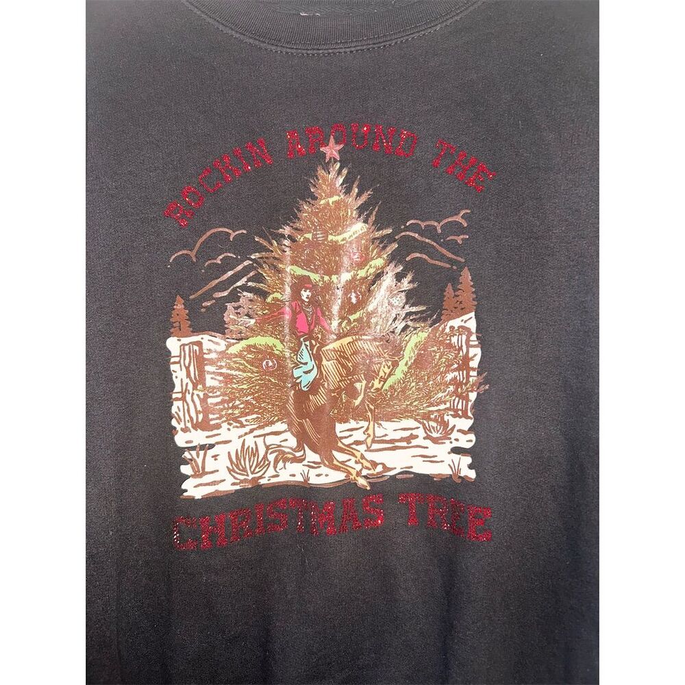 Inspired Culture Unisex M Black Christmas Cowboy Graphic Sweatshirt